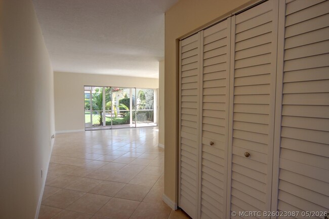 Building Photo - 342 Southwind Dr Unit 114
