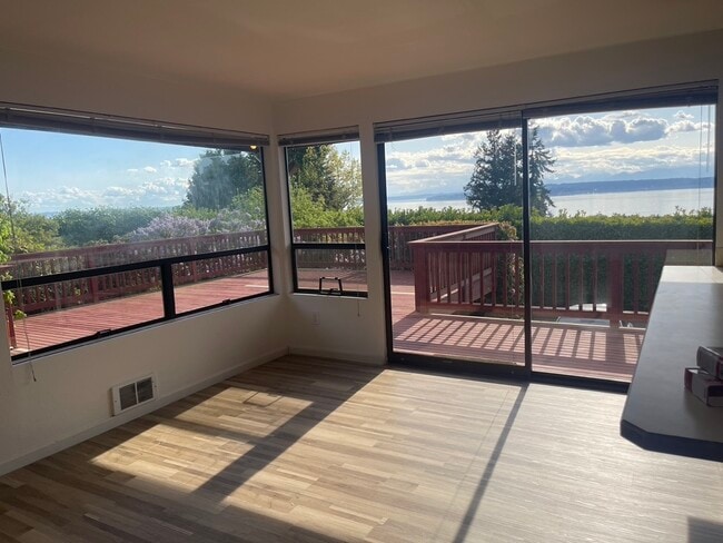 Sala de estar de gran tamaño y rincón para comer con vista - 2129 NW 201st St