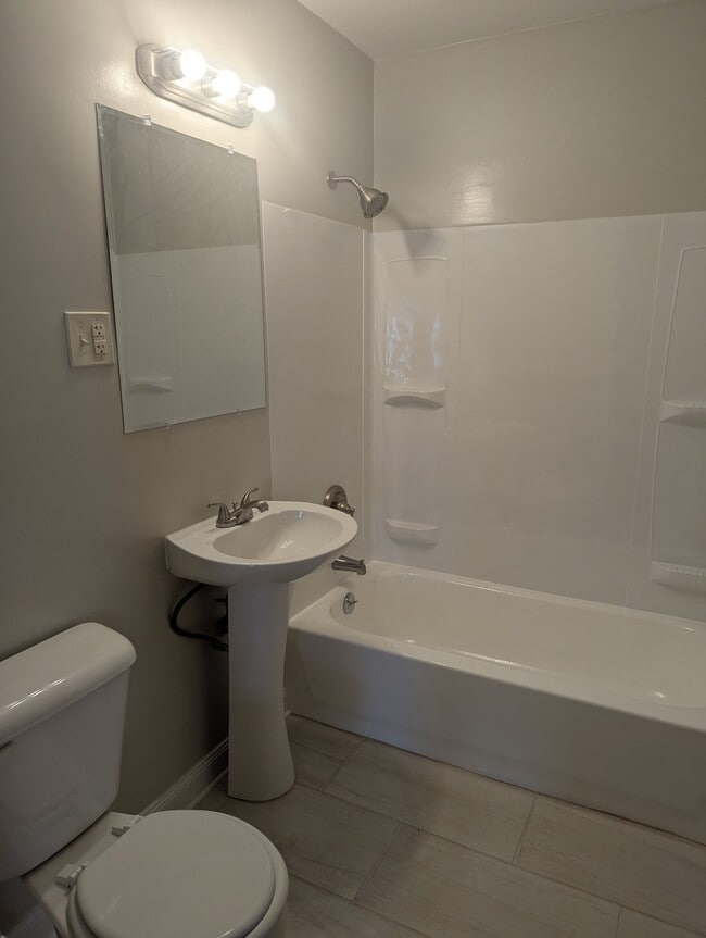 Photo - 925 Scott Rd