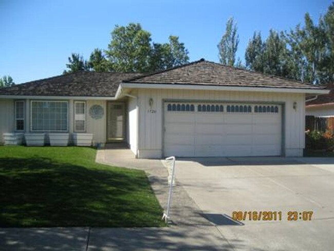 3 Bedroom/ 2 Bathroom Single Level Home - 3 Bedroom/ 2 Bathroom Single Level Home