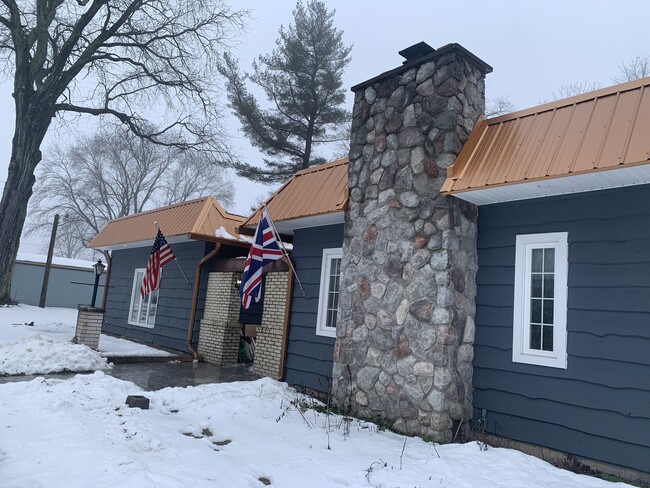 Building Photo - Executive Rental Furnished Unit B