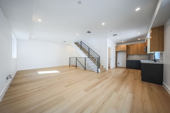 Photo - 1237 N Orange Dr Unit #1239