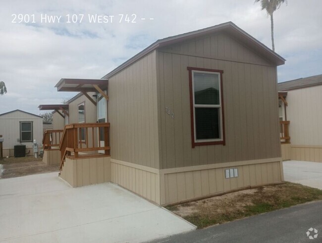 Building Photo - 2 bed 1 bath available! Rental