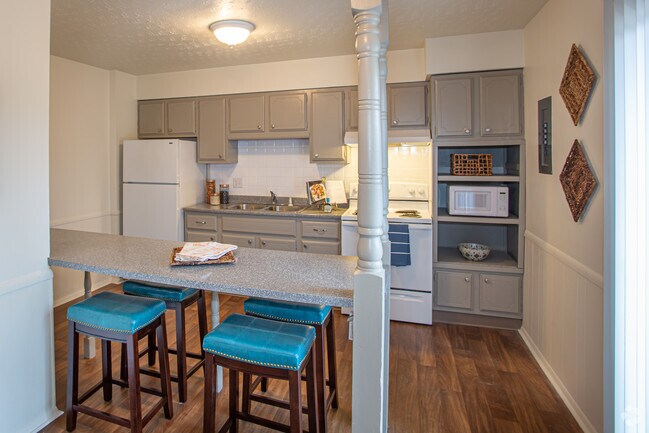2BR, 1BA - 1000 SF