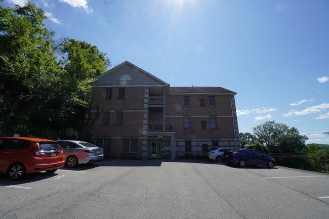 Building Photo - 2445 Old Greentree Rd