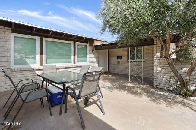 Photo - 4871 Los Reales Dr