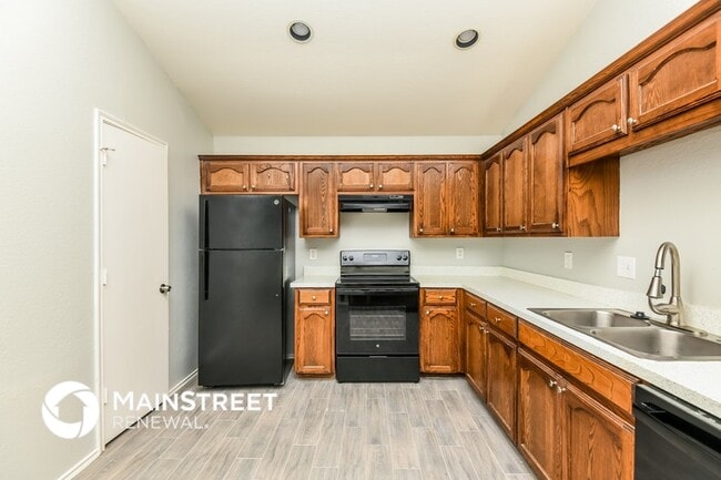 Photo - 1104 Maplewood Ln