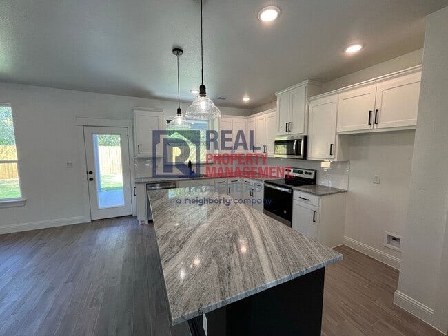 Photo - Stylish 3 Bed, 2 Bath Home in Gated Lakeside Community!