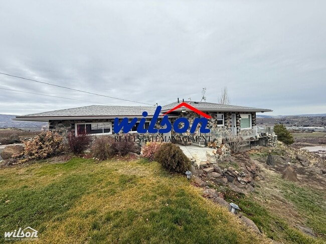Building Photo - Beautiful 3-Bedroom Stunning Stone Home with Breathtaking Valley Views!
