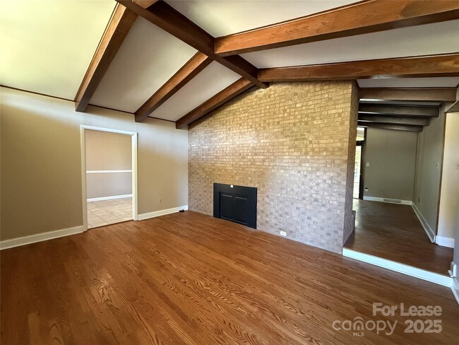 Photo - 925 Perth Rd