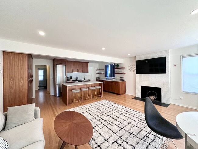 Photo - Lovely Duplex NE Portland - 2 bed, 1 bath w/Garage! Unit 2425