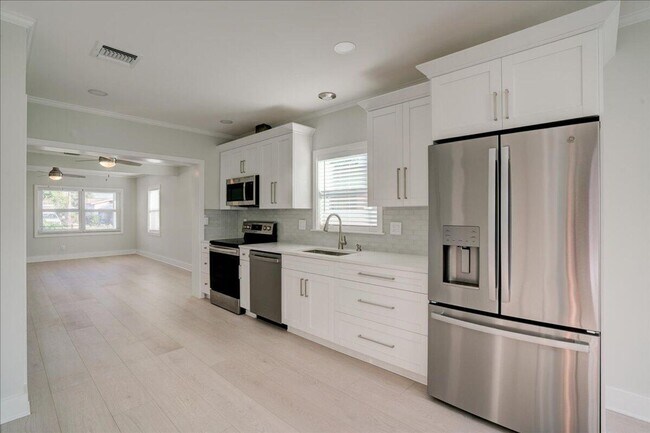 Building Photo - 320 NW 6th Ave