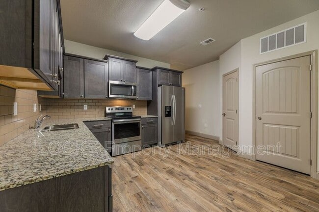 Photo - 512 E Akard St