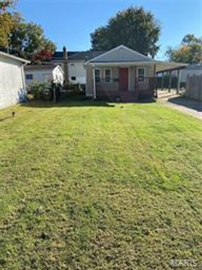 Photo - Nice two bedroom one bathroom, large front...