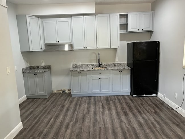 Building Photo - Remodeled 2/1 duplex with carport