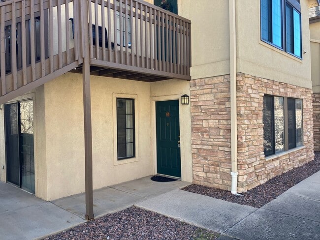 Building Photo - 1 Bedroom Unit Available Now