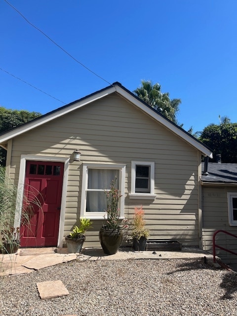 Building Photo - 3866 Center Ave Unit Gated Queit Cottage Rental