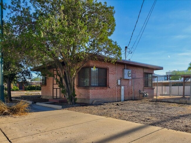 Building Photo - 2 Bedroom 1 Bathroom Rental