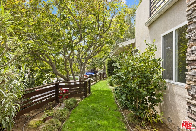 Photo - 907 Las Pulgas Rd