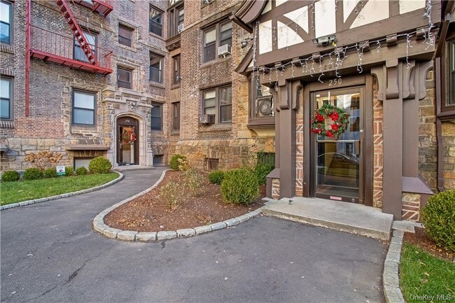 Building Photo - 250 Martine Ave Unit 6E Rental