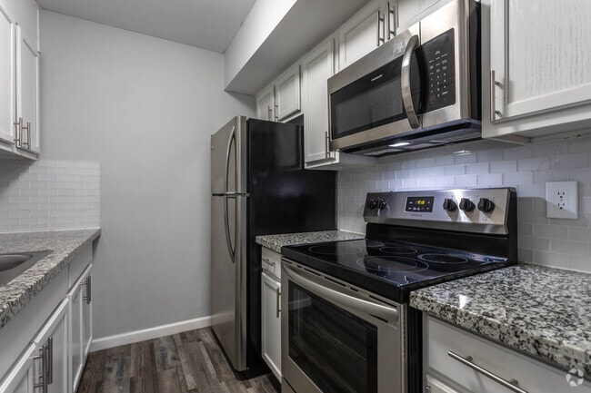 2BR, 1.5BA - 864SF - Kitchen Granite