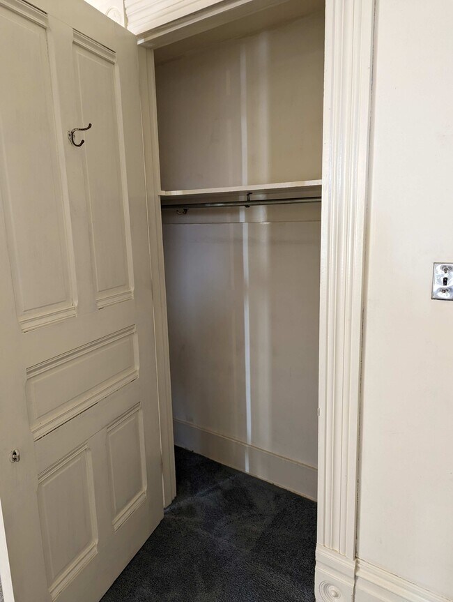 Armario - 402 N Main St Unidad Apt #1