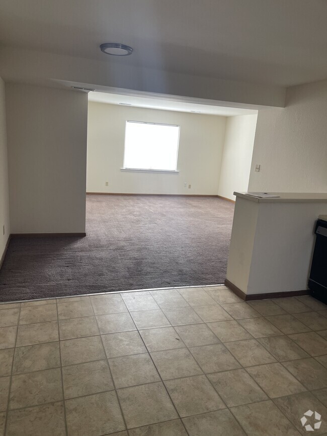 Building Photo - 1615 Sylvan Ln Unit 1G Rental