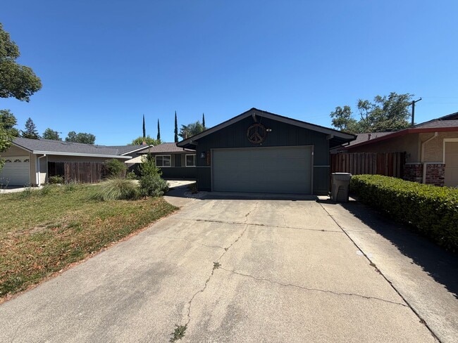 Building Photo - 3 Bedroom | 2 Bathroom | Single Family Home