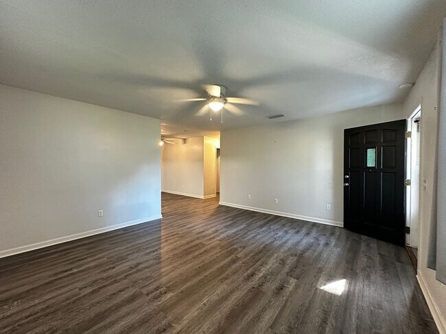 Photo - Island Bungalow, Minutes From the Beach!