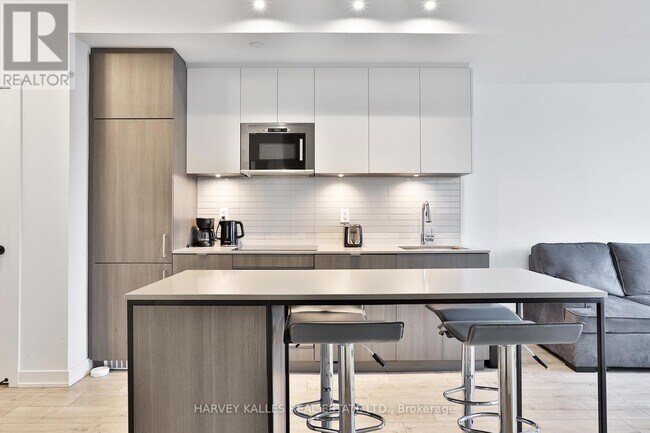 Photo - 215 Lakeshore Rd W Unit 206