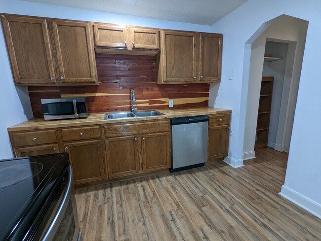 Photo - 1410 Roberts Ave