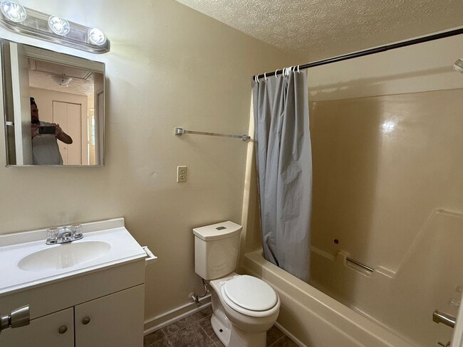 Photo - 440 Wakeman Ct NE