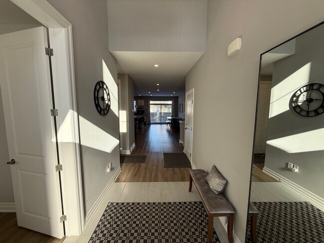 Photo - 117-9861 Glendon Dr