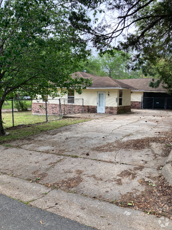 Building Photo - 814 Dennis Ave Rental