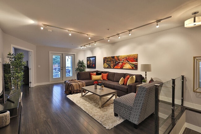 Building Photo - 10154-10103 103 St NW