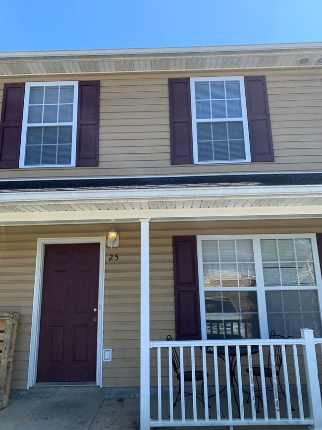 Building Photo - 3 Bedroom 2.5 Bath Townhouse