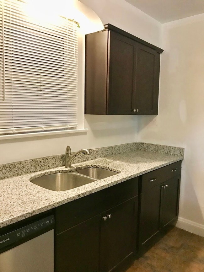 Kitchen Granite Countertops - 2307 Neil Ave