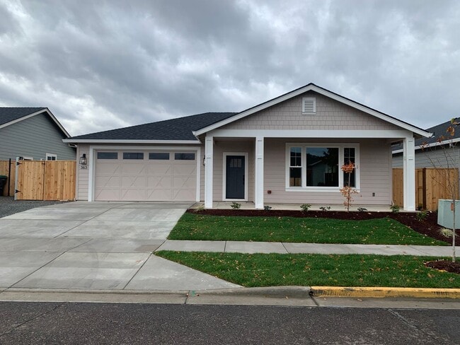 Building Photo - 3 Bedroom 2 Bath Single Family home with L...