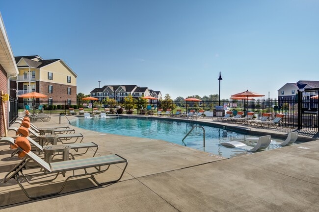 Piscina refrescante con terraza - Double Creek Flats Apartments