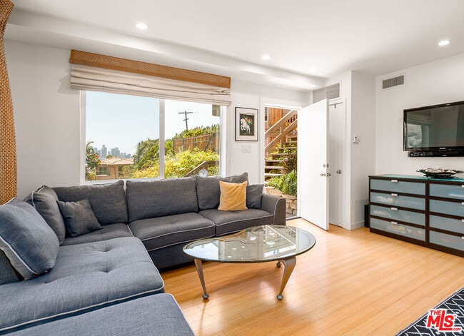 Photo - 3116 Johnston St