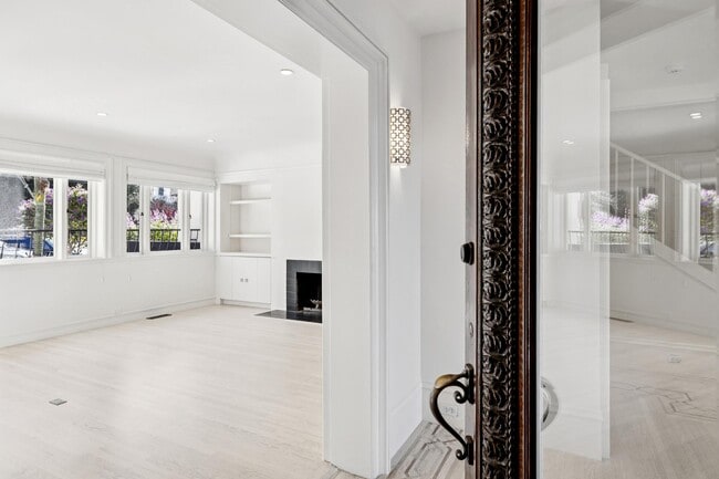 Photo - 2470 Broadway