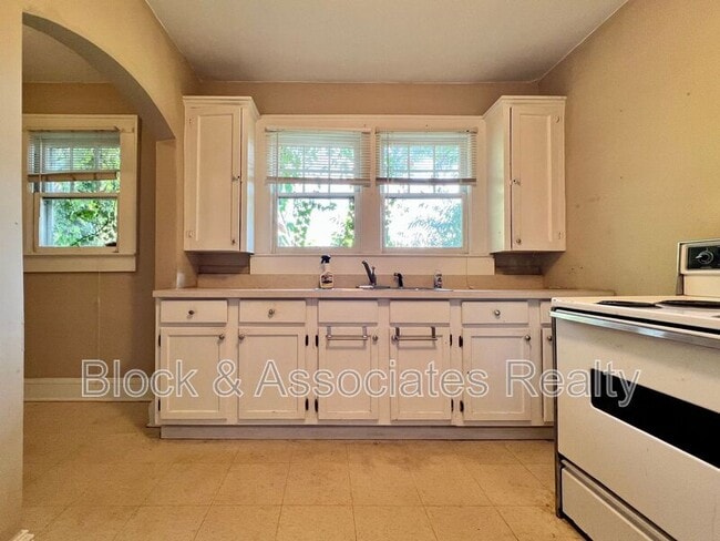 Photo - 120 S Poplar St