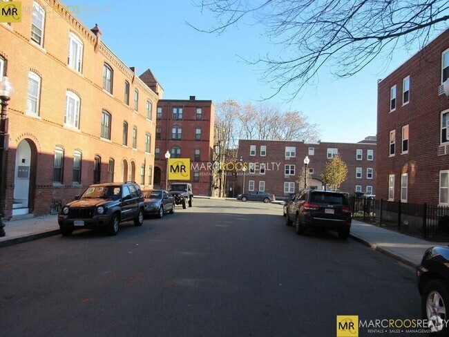 Building Photo - 8 Greenwich St Unit 3 Rental