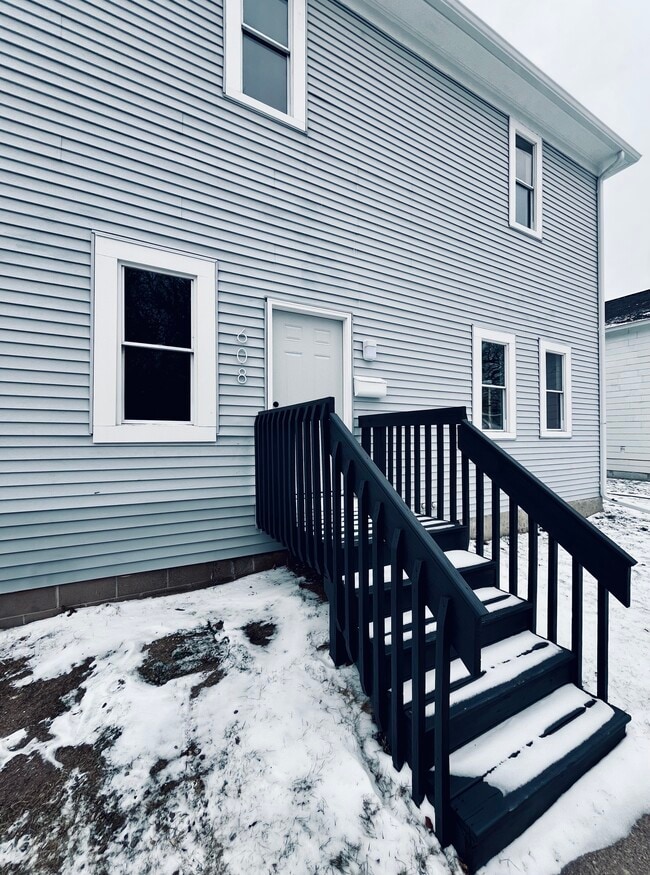 Photo - 608 E Bridge St Unidad Upper