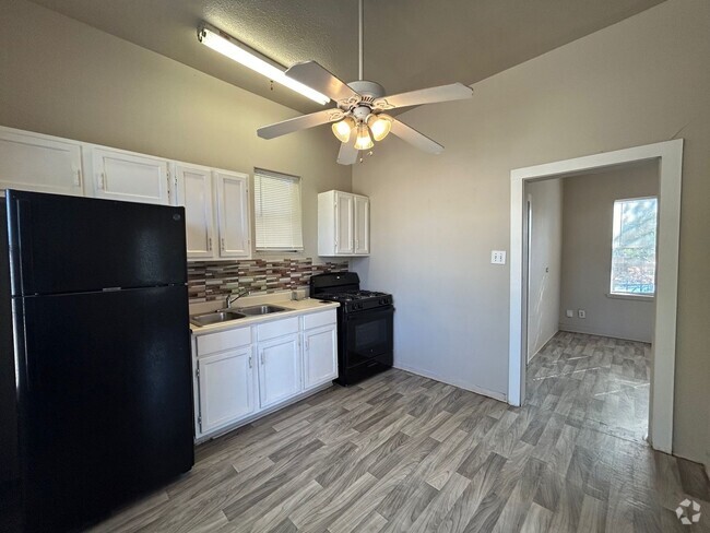 Building Photo - $300 OFF 1ST MONTH RENT IF YOU MOVE IN WIT... Rental