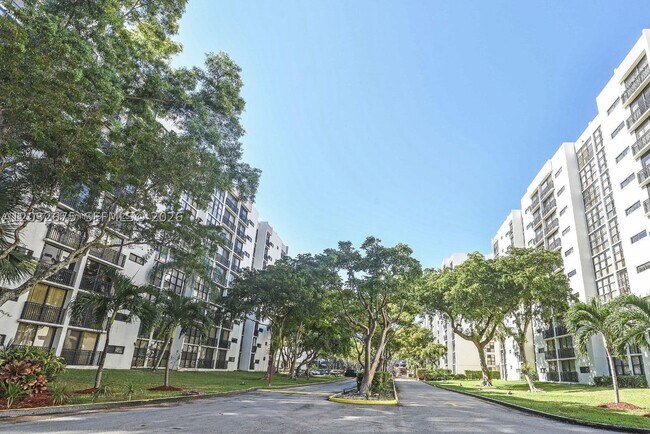 17021 N Bay Rd Unit 207
