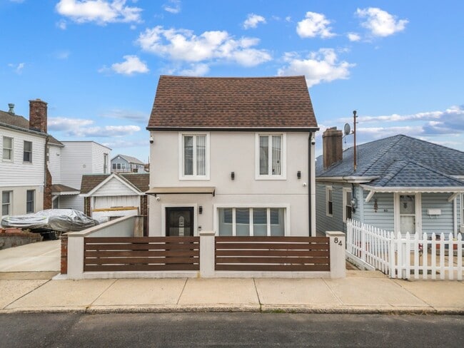 Building Photo - Gotham Avenue Rental