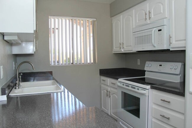 Building Photo - Renovated 2x2 Condo Located in N Phoenix! Unit 8