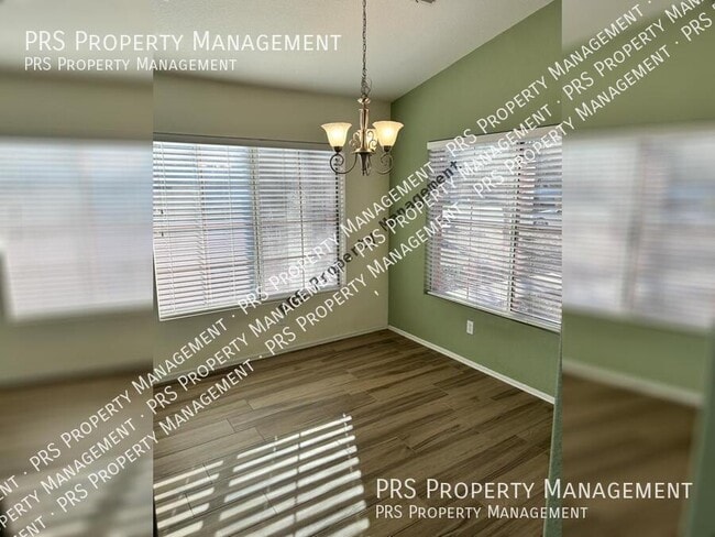 Photo - 718 W Constitution Dr