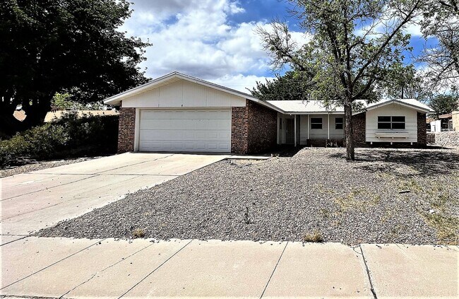 Nice 3 Bedroom 2 bath home with large yard... - Nice 3 Bedroom 2 bath home with large yard...